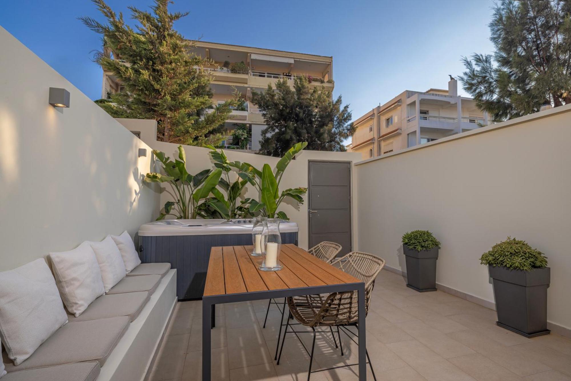 Earthy Haven-minimalist Luxury & Hot Tub * Rhodes City