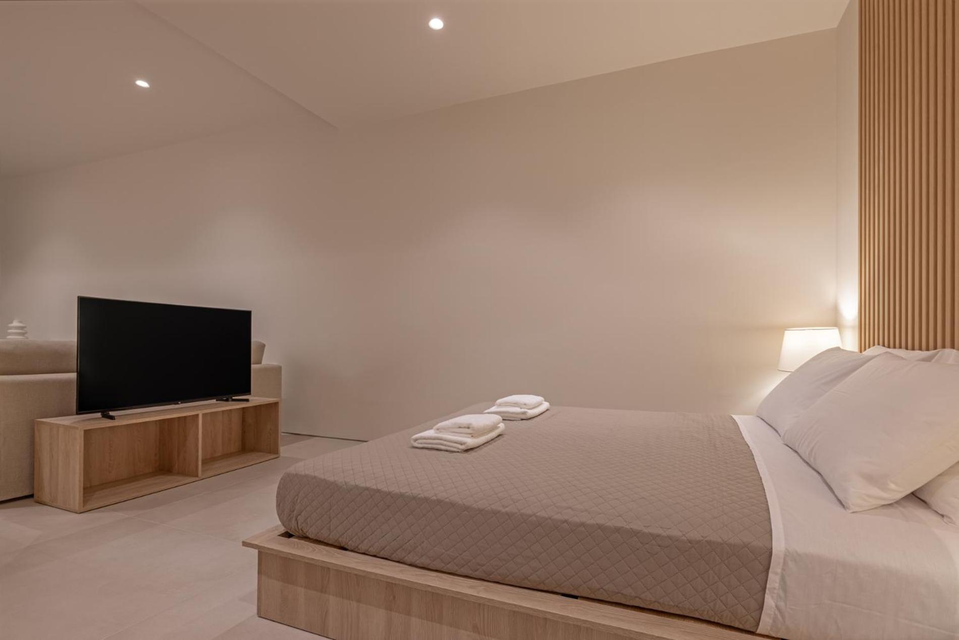 Earthy Haven-minimalist Luxury & Hot Tub Apartment Rhodes City