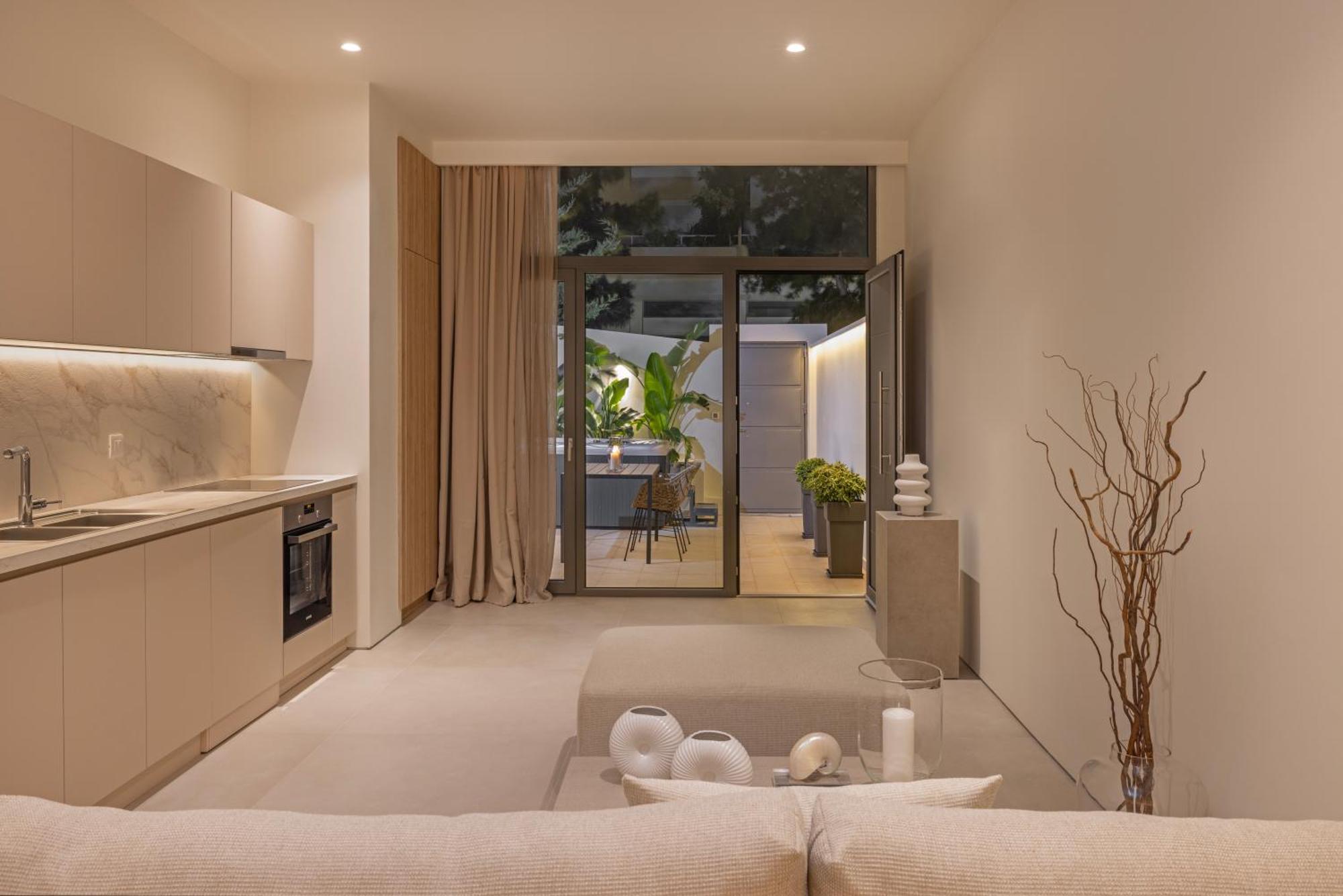 Earthy Haven-minimalist Luxury & Hot Tub * Rhodes City